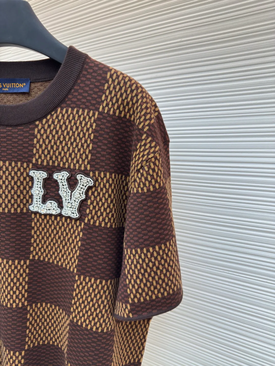 LOUIS VUITTON plaid beaded woolen short sleeves ●Authentic product: Purchased and developed at 9950 ●Item number: 1680085-B05 ●Fabric: wool fabric ●Technology: knitting ●Version: fitted version ●Weight: about 330 grams ●Size: XS-S-M-L ●Description: The wool material is made of 100% fully combed cotton yarn, and the fabric piece is woven using a Stoll 16-needle ultra-fine machine imported from Germany worth 47W. It is woven at a parallel and even speed with reference to the original three-color jacquard structure. Each piece takes 270 minutes. During the weaving, 7 sand spits are used to alternately knit back and forth. The number of knitting rows for a single front garment hanging wool is as high as Line 6352... Only after random inspection can we carry out seam selection, washing, and hand-ordering of the original main label, wash mark, details down to the height of the wash mark, stitching method, and final ironing. Only after a general inspection can we package and ship. It is not like those ordinary computerized flat knitting machines. In order to rush the goods, the speed is turned to the limit, and the stitches of the knitted garments are different in size, code, and patterns. The overall wiring is straight and delicate, the fabric is comfortable and soft, and the color is consistent without color difference. It can be matched with the same style to create a fashionable look and control various occasions. Customized accessories, complete with three standards, same style for men and women!